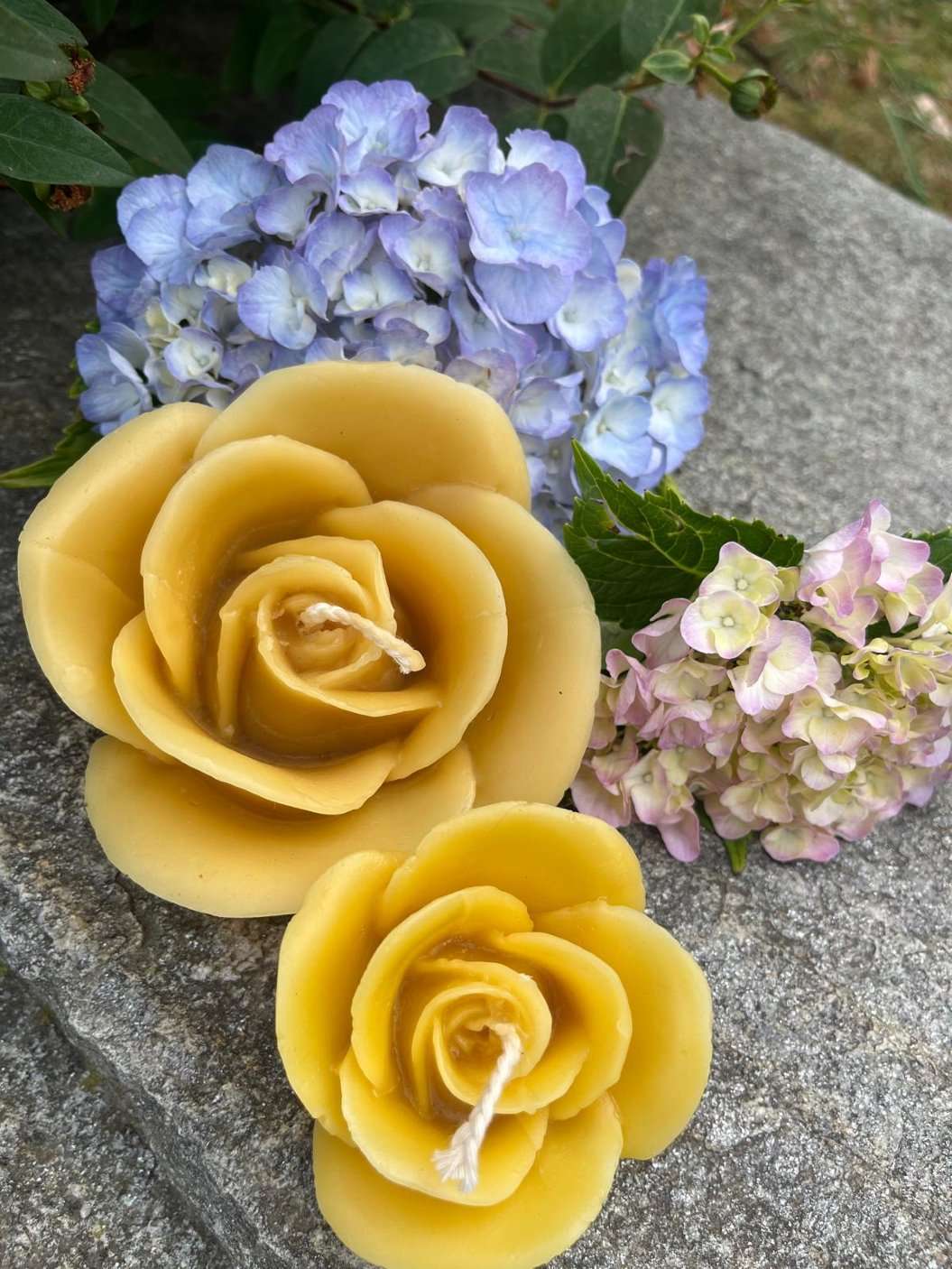 Gruppo Candele Rose in cera d’api – 2 pezzi (Art.334 = Art.332 + Art.323)